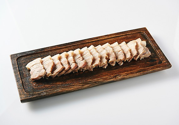 포토 JPG 스튜디오촬영 그릇 접시 음식 실내 돼지고기 누끼 근접촬영 사람없음 흰배경 보쌈 수육 향토음식 국내포토 식기 한식 뷰포인트 백그라운드 육류 내부 흰색 파일형식