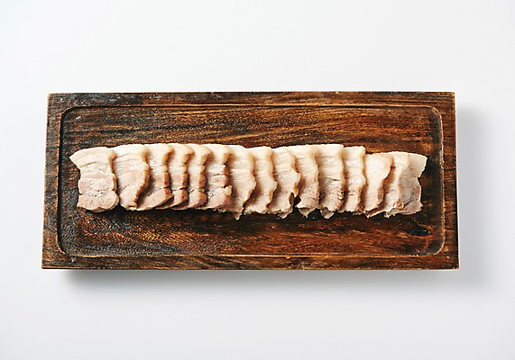 포토 JPG 스튜디오촬영 그릇 접시 음식 실내 돼지고기 누끼 근접촬영 사람없음 하이앵글 돼지 흰배경 보쌈 수육 플랫레이 향토음식 아프리카돼지열병 국내포토 식기 한식 뷰포인트 백그라운드 포유류 육류 내부 흰색 플랫 파일형식 돼지전염병