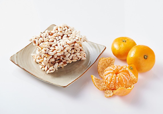 포토 JPG 스튜디오촬영 그릇 접시 과일 귤 실내 누끼 근접촬영 사람없음 흰배경 한과 제주감귤 귤껍질 전통다과 향토음식 과즐 제철과일 국내포토 식기 음식 뷰포인트 백그라운드 디저트 내부 제주도 전통음식 껍질 흰색 특산물 다과 제철 파일형식 제주음식