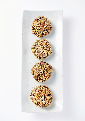 포토 JPG 스튜디오촬영 그릇 접시 음식 떡 실내 누끼 사람없음 하이앵글 흰배경 플랫레이 오메기떡 향토음식 국내포토 식기 뷰포인트 백그라운드 내부 흰색 플랫 파일형식 제주음식