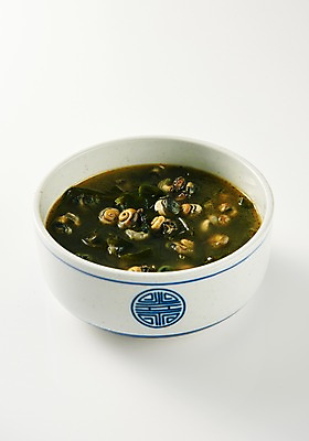 포토 JPG 스튜디오촬영 그릇 접시 음식 실내 누끼 근접촬영 사람없음 국그릇 흰배경 향토음식 보말국 국내포토 식기 뷰포인트 백그라운드 내부 흰색 파일형식 제주음식