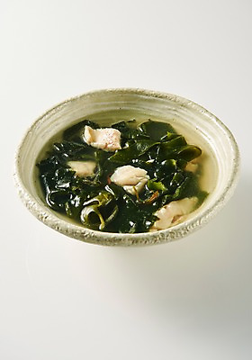 포토 JPG 스튜디오촬영 그릇 접시 음식 실내 누끼 사람없음 하이앵글 흰배경 옥돔 향토음식 옥돔미역국 국내포토 식기 뷰포인트 백그라운드 어류 내부 흰색 미역국 파일형식 제주음식