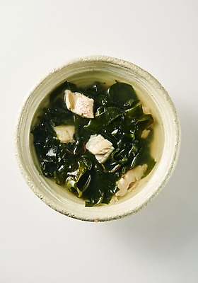 포토 JPG 스튜디오촬영 그릇 접시 음식 실내 누끼 근접촬영 사람없음 하이앵글 흰배경 옥돔 플랫레이 향토음식 옥돔미역국 국내포토 식기 뷰포인트 백그라운드 어류 내부 흰색 플랫 미역국 파일형식 제주음식