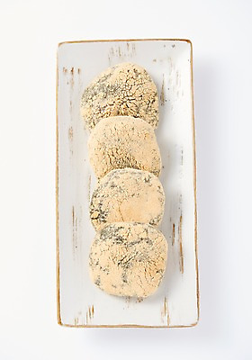 포토 JPG 스튜디오촬영 그릇 접시 음식 떡 실내 누끼 근접촬영 사람없음 하이앵글 흰배경 플랫레이 오메기떡 향토음식 국내포토 식기 뷰포인트 백그라운드 내부 흰색 플랫 파일형식 제주음식