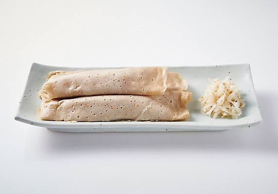 포토 JPG 스튜디오촬영 그릇 접시 음식 떡 실내 누끼 근접촬영 사람없음 흰배경 빙떡 향토음식 국내포토 식기 뷰포인트 백그라운드 내부 흰색 파일형식 제주음식