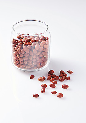 포토 JPG 스튜디오촬영 그릇 접시 음식 유리병 실내 누끼 사람없음 흰배경 땅콩 우도 향토음식 국내포토 식기 섬 백그라운드 병_용기 내부 제주도 견과류 흰색 파일형식