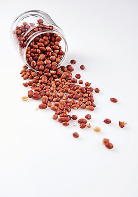 포토 JPG 스튜디오촬영 그릇 접시 음식 유리병 실내 누끼 사람없음 흰배경 땅콩 쏟아짐 우도 향토음식 국내포토 식기 섬 백그라운드 모션 병_용기 내부 제주도 견과류 흰색 파일형식