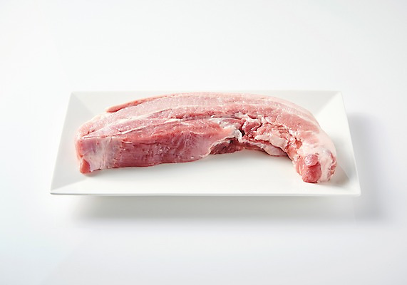 포토 JPG 스튜디오촬영 그릇 접시 식재료 실내 생고기 돼지고기 누끼 근접촬영 사람없음 흰배경 삼겹살 향토음식 국내포토 식기 음식 뷰포인트 백그라운드 육류 내부 흰색 파일형식