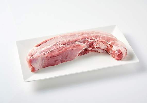 포토 JPG 스튜디오촬영 그릇 접시 식재료 실내 생고기 돼지고기 누끼 근접촬영 사람없음 하이앵글 흰배경 삼겹살 향토음식 국내포토 식기 음식 뷰포인트 백그라운드 육류 내부 흰색 파일형식