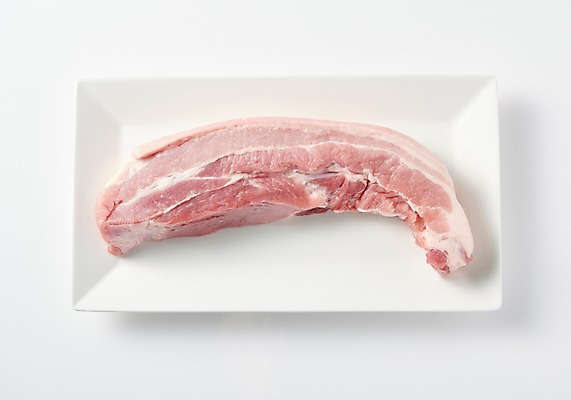 포토 JPG 스튜디오촬영 그릇 접시 식재료 실내 생고기 돼지고기 누끼 근접촬영 사람없음 하이앵글 흰배경 삼겹살 플랫레이 향토음식 국내포토 식기 음식 뷰포인트 백그라운드 육류 내부 흰색 플랫 파일형식