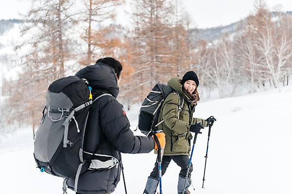 포토 JPG 주간 커플 응시 여자 남자 여행 배낭 산 대화 미소 사람 상반신 20대 성인 야외 두명 옆모습 뒷모습 30대 마주보기 걷기 트래킹 한국인 몽골 즐거움 오르기 패딩 등산스틱 성인만 국내포토 자연요소 시선 감정 아시아 뷰포인트 가방 관계 모션 레저 표정 말하기 동양인 청년 장년 점퍼 등산용품 파일형식