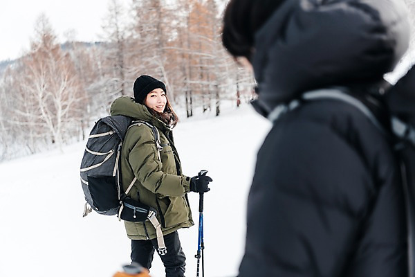 포토 JPG 주간 커플 응시 여자 남자 여행 배낭 산 미소 사람 상반신 20대 성인 야외 두명 옆모습 30대 걷기 설원 트래킹 한국인 몽골 오르기 패딩 등산스틱 성인만 국내포토 자연요소 시선 아시아 뷰포인트 가방 관계 모션 레저 눈_날씨 표정 동양인 청년 장년 점퍼 등산용품 파일형식