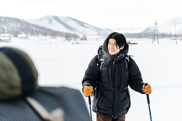 포토 JPG 주간 커플 응시 여자 남자 여행 장갑 배낭 산 미소 사람 상반신 20대 성인 야외 두명 앞모습 30대 설원 트래킹 한국인 몽골 패딩 등산스틱 성인만 국내포토 자연요소 시선 잡화 아시아 뷰포인트 가방 관계 레저 눈_날씨 표정 동양인 청년 장년 점퍼 등산용품 파일형식
