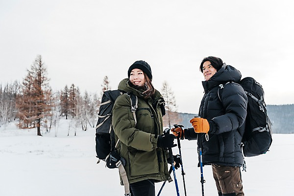 포토 JPG 주간 나무 커플 응시 여자 남자 여행 배낭 산 서기 미소 사람 상반신 20대 성인 야외 두명 옆모습 30대 설원 트래킹 한국인 몽골 패딩 등산스틱 성인만 국내포토 자연요소 식물 시선 아시아 뷰포인트 가방 관계 모션 레저 눈_날씨 표정 동양인 청년 장년 점퍼 등산용품 파일형식