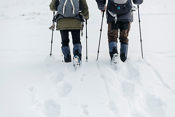 포토 JPG 주간 커플 여자 남자 여행 배낭 산 사람 20대 성인 야외 두명 뒷모습 30대 걷기 설원 트래킹 한국인 하반신 눈 몽골 패딩 등산스틱 성인만 국내포토 자연요소 아시아 뷰포인트 가방 관계 모션 레저 날씨 눈_날씨 동양인 청년 장년 점퍼 등산용품 파일형식