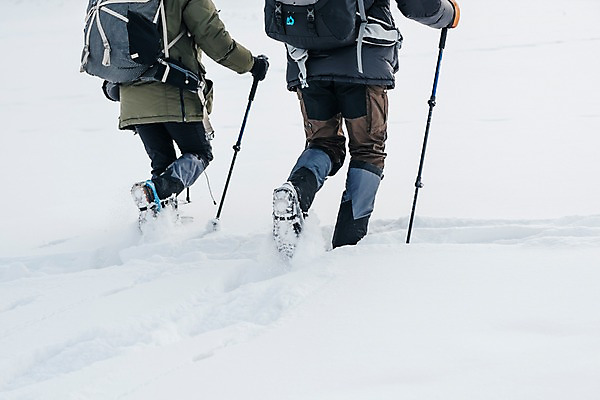 포토 JPG 주간 커플 여자 남자 여행 배낭 산 사람 20대 성인 야외 두명 뒷모습 30대 걷기 설원 트래킹 한국인 하반신 몽골 패딩 등산스틱 성인만 국내포토 자연요소 아시아 뷰포인트 가방 관계 모션 레저 눈_날씨 동양인 청년 장년 점퍼 등산용품 파일형식