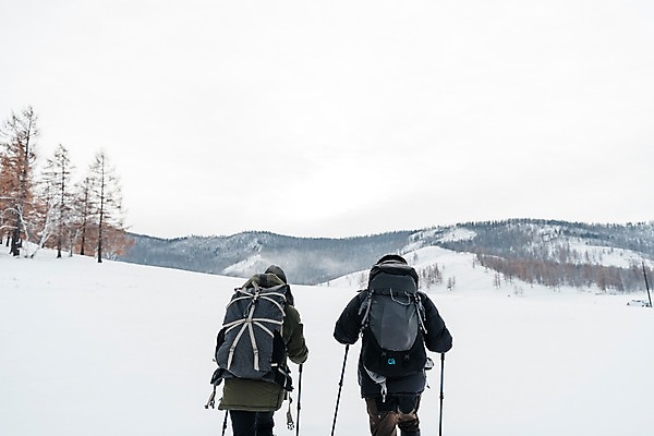 포토 JPG 주간 커플 여자 남자 여행 배낭 산 사람 상반신 20대 성인 야외 두명 뒷모습 30대 걷기 설원 트래킹 한국인 몽골 패딩 등산스틱 성인만 겨울풍경 국내포토 자연요소 아시아 뷰포인트 겨울 가방 관계 모션 레저 눈_날씨 동양인 풍경 청년 장년 점퍼 등산용품 파일형식
