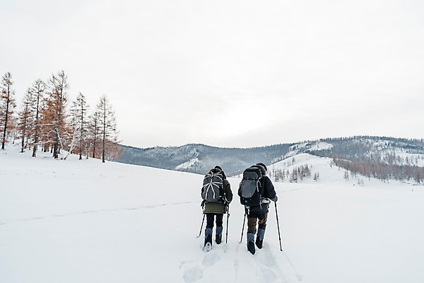 포토 JPG 주간 전신 나무 커플 여자 남자 여행 배낭 산 사람 20대 성인 야외 두명 뒷모습 30대 걷기 설원 트래킹 한국인 몽골 패딩 등산스틱 성인만 겨울풍경 국내포토 자연요소 식물 아시아 뷰포인트 겨울 가방 관계 모션 레저 눈_날씨 동양인 풍경 청년 장년 점퍼 등산용품 파일형식