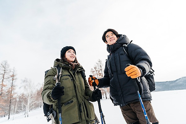 포토 JPG 주간 커플 응시 여자 남자 로우앵글 여행 배낭 산 서기 미소 사람 상반신 20대 성인 야외 두명 앞모습 옆모습 30대 설원 트래킹 한국인 몽골 패딩 등산스틱 성인만 국내포토 자연요소 시선 아시아 뷰포인트 가방 관계 모션 레저 눈_날씨 표정 동양인 청년 장년 점퍼 등산용품 파일형식