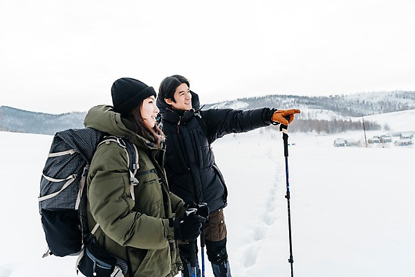 포토 JPG 주간 커플 응시 여자 남자 여행 배낭 산 대화 미소 사람 상반신 20대 성인 야외 두명 앞모습 옆모습 30대 설원 트래킹 한국인 가리킴 몽골 패딩 등산스틱 성인만 국내포토 자연요소 시선 아시아 뷰포인트 가방 관계 레저 눈_날씨 표정 말하기 동양인 손짓 청년 장년 점퍼 등산용품 파일형식