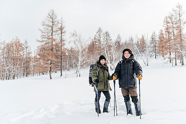 포토 JPG 주간 전신 나무 커플 응시 여자 남자 여행 배낭 산 서기 미소 사람 20대 성인 야외 두명 앞모습 30대 설원 트래킹 한국인 몽골 패딩 등산스틱 성인만 국내포토 자연요소 식물 시선 아시아 뷰포인트 가방 관계 모션 레저 눈_날씨 표정 동양인 청년 장년 점퍼 등산용품 파일형식