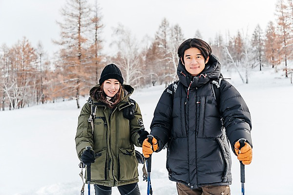 포토 JPG 주간 나무 커플 응시 여자 남자 여행 배낭 산 미소 사람 상반신 20대 성인 야외 두명 앞모습 30대 설원 트래킹 한국인 몽골 패딩 등산스틱 성인만 국내포토 자연요소 식물 시선 아시아 뷰포인트 가방 관계 레저 눈_날씨 표정 동양인 청년 장년 점퍼 등산용품 파일형식