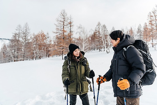 포토 JPG 주간 나무 커플 응시 여자 남자 여행 배낭 산 대화 미소 사람 상반신 20대 성인 야외 두명 앞모습 옆모습 30대 마주보기 설원 트래킹 한국인 몽골 패딩 등산스틱 성인만 국내포토 자연요소 식물 시선 아시아 뷰포인트 가방 관계 모션 레저 눈_날씨 표정 말하기 동양인 청년 장년 점퍼 등산용품 파일형식