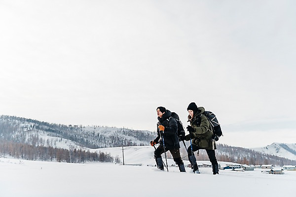 포토 JPG 주간 전신 커플 응시 여자 남자 여행 배낭 산 사람 20대 성인 야외 두명 옆모습 30대 걷기 설원 트래킹 한국인 몽골 오르기 패딩 등산스틱 성인만 겨울풍경 국내포토 자연요소 시선 아시아 뷰포인트 겨울 가방 관계 모션 레저 눈_날씨 동양인 풍경 청년 장년 점퍼 등산용품 파일형식
