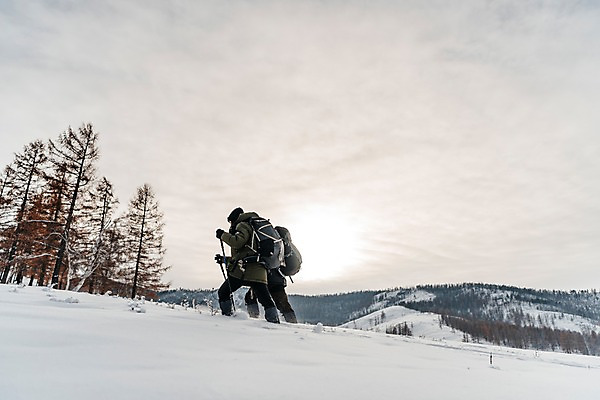 포토 JPG 주간 전신 나무 커플 여자 남자 여행 배낭 산 사람 20대 성인 야외 두명 옆모습 30대 걷기 설원 트래킹 한국인 몽골 오르기 패딩 등산스틱 성인만 겨울풍경 국내포토 자연요소 식물 아시아 뷰포인트 겨울 가방 관계 모션 레저 눈_날씨 동양인 풍경 청년 장년 점퍼 등산용품 파일형식