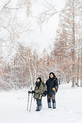 포토 JPG 주간 전신 나무 커플 응시 여자 남자 여행 배낭 산 미소 사람 20대 성인 야외 두명 앞모습 옆모습 30대 설원 트래킹 한국인 몽골 패딩 등산스틱 성인만 겨울풍경 국내포토 자연요소 식물 시선 아시아 뷰포인트 겨울 가방 관계 레저 눈_날씨 표정 동양인 풍경 청년 장년 점퍼 등산용품 파일형식