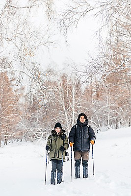 포토 JPG 주간 전신 나무 커플 응시 여자 남자 여행 배낭 산 서기 미소 사람 20대 성인 야외 두명 앞모습 30대 설원 트래킹 한국인 눈 몽골 패딩 등산스틱 성인만 국내포토 자연요소 식물 시선 아시아 뷰포인트 가방 관계 모션 레저 날씨 눈_날씨 표정 동양인 청년 장년 점퍼 등산용품 파일형식
