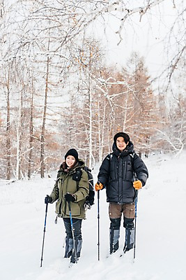 포토 JPG 주간 전신 나무 커플 응시 여자 남자 여행 배낭 산 서기 미소 사람 20대 성인 야외 두명 앞모습 30대 설원 트래킹 한국인 몽골 패딩 등산스틱 성인만 국내포토 자연요소 식물 시선 아시아 뷰포인트 가방 관계 모션 레저 눈_날씨 표정 동양인 청년 장년 점퍼 등산용품 파일형식