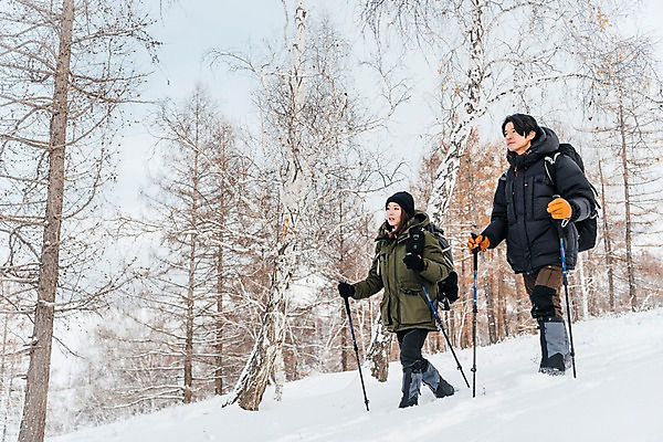 포토 JPG 주간 전신 나무 커플 응시 여자 남자 여행 배낭 산 사람 20대 성인 야외 두명 옆모습 30대 걷기 설원 트래킹 한국인 하락 몽골 패딩 등산스틱 성인만 국내포토 자연요소 식물 시선 아시아 뷰포인트 컨셉 가방 관계 모션 레저 눈_날씨 동양인 청년 장년 점퍼 등산용품 파일형식