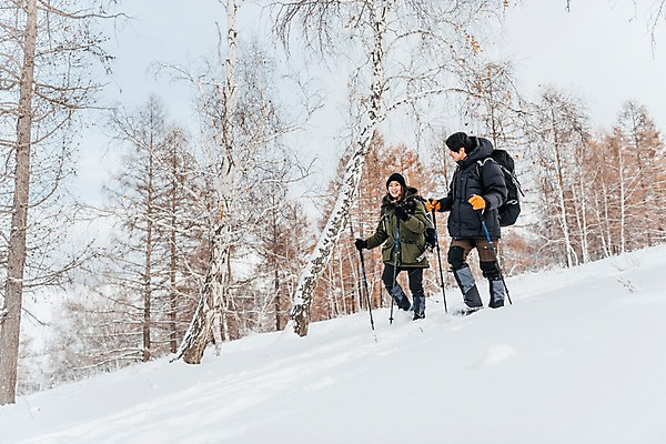포토 JPG 주간 전신 나무 커플 응시 여자 남자 여행 배낭 산 대화 미소 사람 20대 성인 야외 두명 옆모습 30대 설원 트래킹 한국인 하락 몽골 패딩 등산스틱 성인만 국내포토 자연요소 식물 시선 아시아 뷰포인트 컨셉 가방 관계 레저 눈_날씨 표정 말하기 동양인 청년 장년 점퍼 등산용품 파일형식