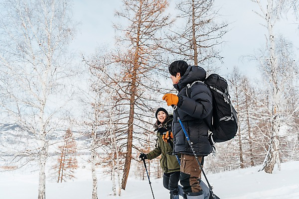 포토 JPG 주간 나무 커플 여자 남자 여행 배낭 산 대화 미소 사람 상반신 20대 성인 야외 두명 옆모습 30대 마주보기 걷기 설원 트래킹 한국인 몽골 패딩 등산스틱 성인만 국내포토 자연요소 식물 아시아 뷰포인트 가방 관계 모션 레저 눈_날씨 표정 말하기 동양인 청년 장년 점퍼 등산용품 파일형식