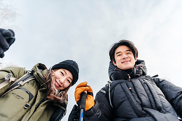 포토 JPG 주간 커플 응시 여자 남자 로우앵글 여행 배낭 하늘 산 미소 사람 상반신 20대 성인 야외 두명 앞모습 30대 트래킹 한국인 몽골 패딩 등산스틱 성인만 국내포토 자연요소 시선 아시아 뷰포인트 가방 관계 레저 표정 동양인 청년 장년 점퍼 등산용품 파일형식