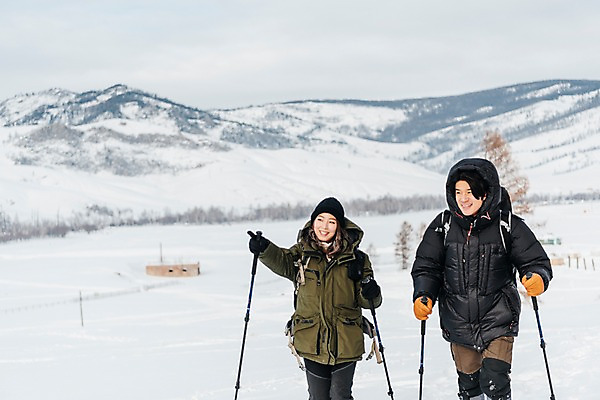 포토 JPG 주간 커플 응시 여자 남자 여행 배낭 산 미소 사람 상반신 20대 성인 야외 두명 앞모습 30대 걷기 설원 트래킹 한국인 가리킴 몽골 오르기 패딩 등산스틱 성인만 겨울풍경 국내포토 자연요소 시선 아시아 뷰포인트 겨울 가방 관계 모션 레저 눈_날씨 표정 동양인 풍경 손짓 청년 장년 점퍼 등산용품 파일형식