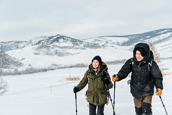 포토 JPG 주간 커플 응시 여자 남자 여행 배낭 산 미소 사람 상반신 20대 성인 야외 두명 앞모습 30대 걷기 설원 트래킹 한국인 몽골 오르기 패딩 등산스틱 성인만 국내포토 자연요소 시선 아시아 뷰포인트 가방 관계 모션 레저 눈_날씨 표정 동양인 청년 장년 점퍼 등산용품 파일형식