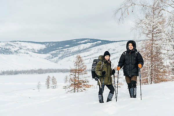 포토 JPG 주간 전신 나무 커플 응시 여자 남자 여행 배낭 산 서기 미소 사람 20대 성인 야외 두명 앞모습 옆모습 30대 설원 트래킹 한국인 몽골 패딩 등산스틱 성인만 겨울풍경 국내포토 자연요소 식물 시선 아시아 뷰포인트 겨울 가방 관계 모션 레저 눈_날씨 표정 동양인 풍경 청년 장년 점퍼 등산용품 파일형식