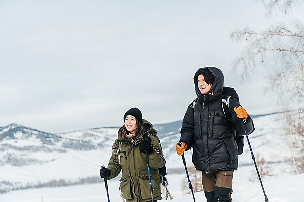 포토 JPG 주간 커플 응시 여자 남자 여행 배낭 산 서기 미소 사람 상반신 20대 성인 야외 두명 옆모습 30대 설원 트래킹 한국인 몽골 패딩 등산스틱 성인만 겨울풍경 국내포토 자연요소 시선 아시아 뷰포인트 겨울 가방 관계 모션 레저 눈_날씨 표정 동양인 풍경 청년 장년 점퍼 등산용품 파일형식