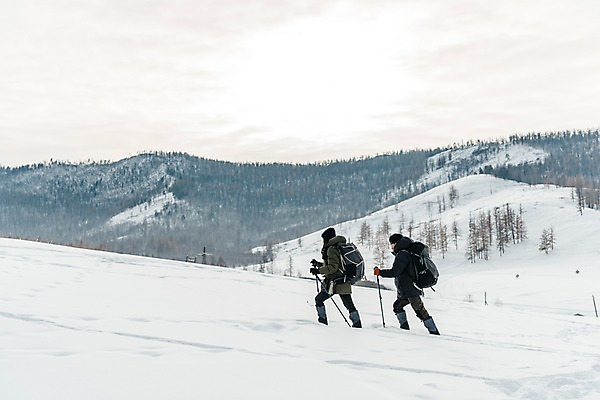 포토 JPG 주간 전신 커플 여자 남자 여행 배낭 산 사람 20대 성인 야외 두명 옆모습 30대 걷기 설원 트래킹 한국인 몽골 오르기 겨울산 패딩 등산스틱 성인만 겨울풍경 국내포토 자연요소 아시아 뷰포인트 겨울 가방 관계 모션 레저 눈_날씨 동양인 풍경 청년 장년 점퍼 등산용품 파일형식