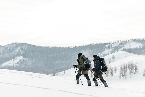 포토 JPG 주간 전신 커플 여자 남자 여행 배낭 산 사람 20대 성인 야외 두명 옆모습 30대 걷기 설원 트래킹 한국인 눈 몽골 오르기 패딩 등산스틱 성인만 겨울풍경 국내포토 자연요소 아시아 뷰포인트 겨울 가방 관계 모션 레저 날씨 눈_날씨 동양인 풍경 청년 장년 점퍼 등산용품 파일형식