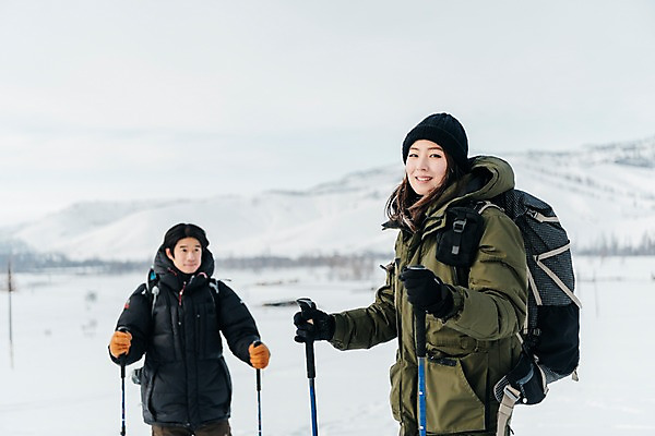 포토 JPG 주간 커플 응시 여자 남자 여행 배낭 산 서기 미소 사람 상반신 20대 성인 야외 두명 앞모습 옆모습 30대 설원 트래킹 한국인 몽골 패딩 등산스틱 성인만 국내포토 자연요소 시선 아시아 뷰포인트 가방 관계 모션 레저 눈_날씨 표정 동양인 청년 장년 점퍼 등산용품 파일형식