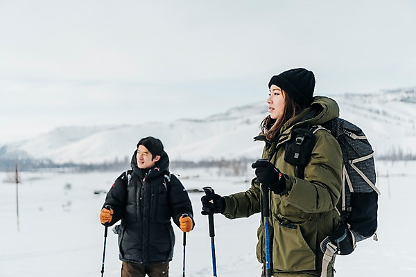 포토 JPG 주간 커플 응시 여자 남자 여행 배낭 산 서기 사람 상반신 20대 성인 야외 두명 앞모습 옆모습 30대 설원 트래킹 한국인 몽골 패딩 등산스틱 성인만 국내포토 자연요소 시선 아시아 뷰포인트 가방 관계 모션 레저 눈_날씨 동양인 청년 장년 점퍼 등산용품 파일형식
