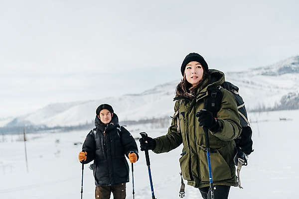 포토 JPG 주간 커플 응시 여자 남자 여행 장갑 배낭 산 서기 사람 상반신 20대 성인 야외 두명 앞모습 옆모습 30대 설원 트래킹 한국인 몽골 패딩 등산스틱 성인만 겨울풍경 국내포토 자연요소 시선 잡화 아시아 뷰포인트 겨울 가방 관계 모션 레저 눈_날씨 동양인 풍경 청년 장년 점퍼 등산용품 파일형식