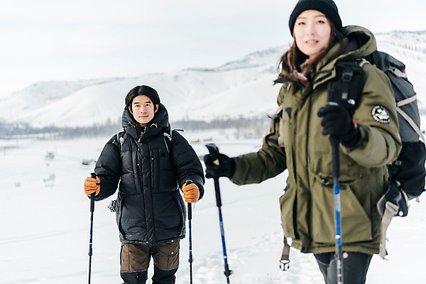 포토 JPG 주간 커플 응시 여자 남자 여행 배낭 산 서기 사람 상반신 20대 성인 야외 두명 앞모습 옆모습 30대 설원 트래킹 한국인 잡기 몽골 패딩 등산스틱 성인만 국내포토 자연요소 시선 아시아 뷰포인트 가방 관계 모션 레저 눈_날씨 동양인 청년 장년 점퍼 등산용품 파일형식