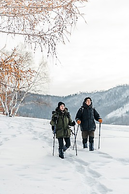 포토 JPG 주간 전신 커플 여자 남자 여행 배낭 산 사람 20대 성인 야외 두명 앞모습 옆모습 30대 걷기 설원 트래킹 한국인 나뭇가지 몽골 패딩 등산스틱 성인만 국내포토 자연요소 나무 아시아 뷰포인트 가방 관계 모션 레저 눈_날씨 동양인 청년 장년 점퍼 등산용품 파일형식