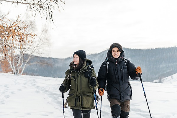 포토 JPG 주간 커플 응시 여자 남자 여행 배낭 산 미소 사람 상반신 20대 성인 야외 두명 앞모습 30대 걷기 설원 트래킹 한국인 나뭇가지 몽골 패딩 등산스틱 성인만 국내포토 자연요소 나무 시선 아시아 뷰포인트 가방 관계 모션 레저 눈_날씨 표정 동양인 청년 장년 점퍼 등산용품 파일형식
