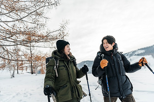 포토 JPG 주간 나무 커플 응시 여자 남자 여행 배낭 산 대화 미소 웃음 사람 상반신 20대 성인 야외 두명 옆모습 30대 마주보기 걷기 설원 트래킹 한국인 몽골 즐거움 패딩 등산스틱 성인만 국내포토 자연요소 식물 시선 감정 아시아 뷰포인트 가방 관계 모션 레저 눈_날씨 표정 말하기 동양인 청년 장년 점퍼 등산용품 파일형식