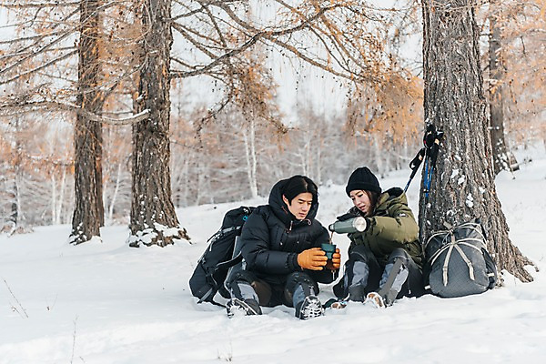 포토 JPG 주간 전신 나무 커플 여자 남자 여행 배낭 휴식 산 사람 앉기 20대 성인 야외 두명 앞모습 컵 30대 설원 트래킹 한국인 붓기 몽골 보온병 등산스틱 성인만 국내포토 자연요소 식물 식기 아시아 뷰포인트 컨셉 가방 관계 모션 레저 눈_날씨 동양인 청년 장년 등산용품 파일형식